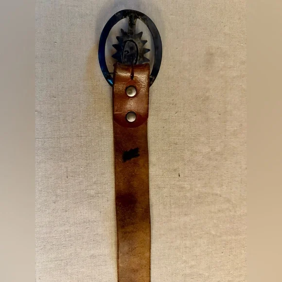 Be-Low the Belt vintage western style tooled leather and turquise buckle. - Picture 8 of 16